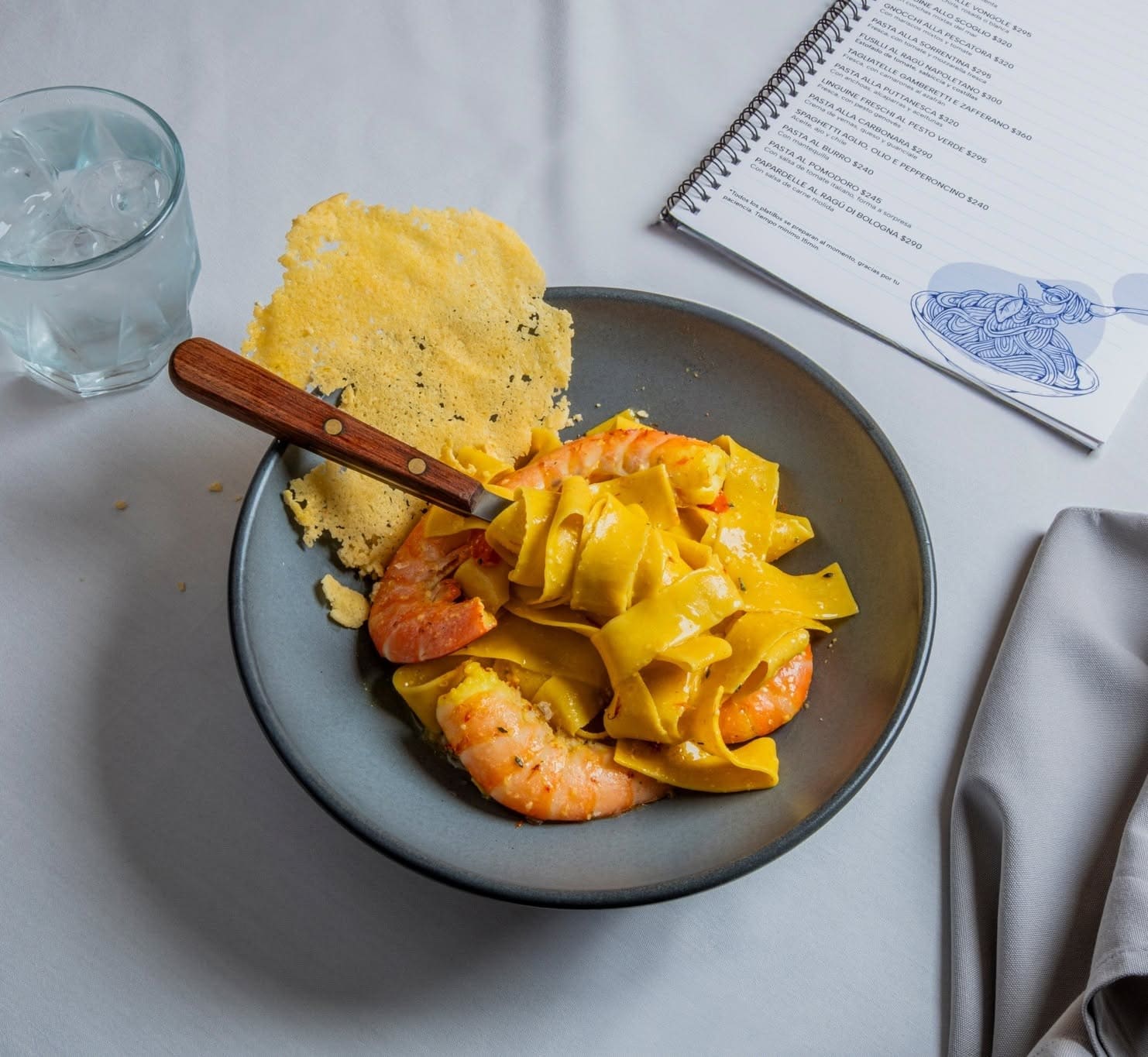 Pasta italiana con mariscos servida en DI PACE, Toluca